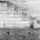 Frau auf Treppe - Barrierefreiheit